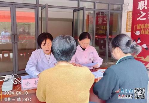 九江市妇幼保健院专家团队走进九江职业大学为女职工免费体检 义诊